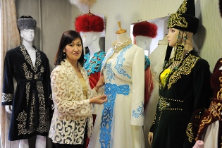 Предпринимательница из Семея, получившая государственную поддержку, шьет сценические костюмы артистам со всего СНГ